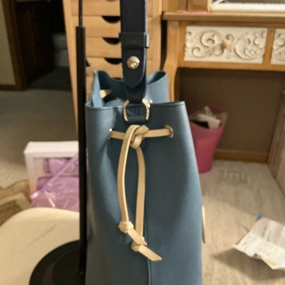 Louis Vuitton Lockme Bucket Bag - Picture 14 of 16